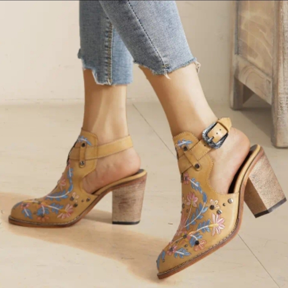 Womens Size 10 Heeled Clogs. New. - Picture 2 of 3